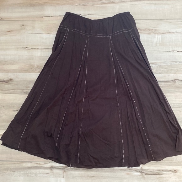 Old Navy Dresses & Skirts - Old Navy Womens Size 6 Brown Midi Skirt with Stitching. Two layers.